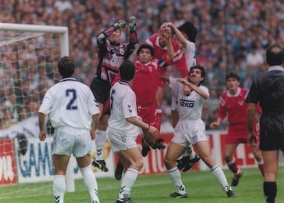 Maradona salta junto a Buyo en el Real Madrid-Sevilla (5-0) jugado el 23 de mayo de 1993 en el Bernabéu. / AS