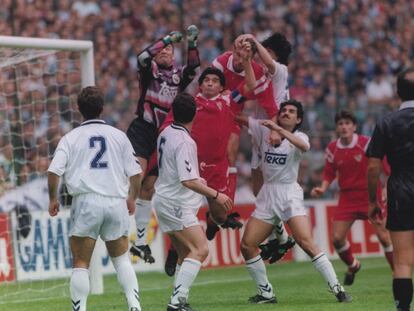 Maradona salta junto a Buyo en el Real Madrid-Sevilla (5-0) jugado el 23 de mayo de 1993 en el Bernabéu. / AS