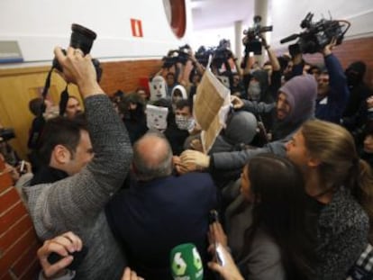 Los manifestantes, con el rostro tapado con caretas, revientan una conferencia universitaria de Felipe González y Juan Luis Cebrián