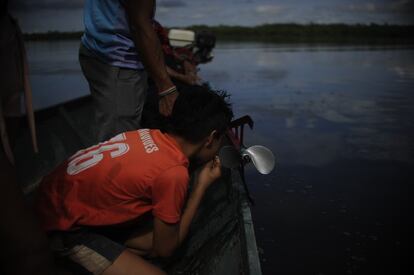 Hay familias que resisten en el interior de la selva, pescadores tradicionales que tratan de reinventarse pese a las penurias. En Puerto Angamos vive Zequiel Wisper con su familia. En la imagen, él y su hijo pequeño Josué, de nueve años, preparan las redes.