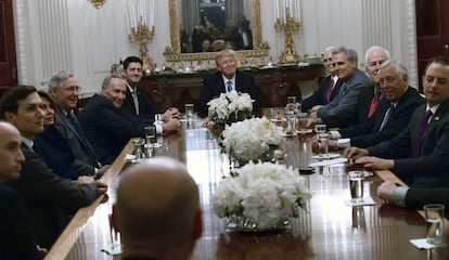 Las flores, blancas, han estado presentes en las primeras reuniones de Trump en el comedor estatal de la Casa Blanca. En la imagen, una reuni&oacute;n con congresistas el lunes.
