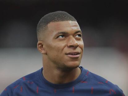 Kylian Mbappé antes de disputar un partido de Ligue 1 con el PSG.