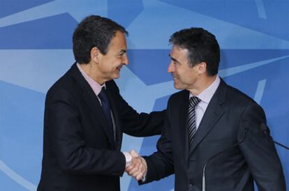 Anders Fogh Rasmussen estrecha la mano a José Luis Rodríguez Zapartero tras su reunión en la sede de la OTAN.
