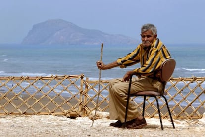 Amar Binauda, antiguo pescador de la zona, frente a la isla del Rey Francisco, en el archipiélago de las Chafarinas.