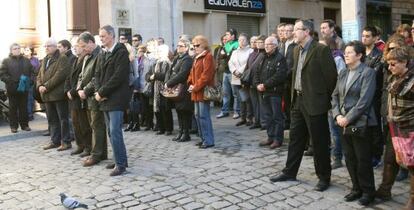 Unas 150 personas se concentran en Valls, Tarragona, en repulsa por el asesinato de un beb&eacute;.