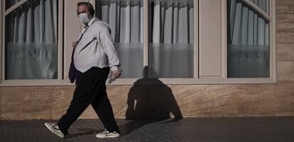 Un hombre caminando esta semana en Sevilla.