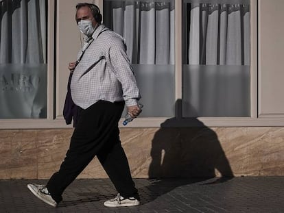 Un hombre caminando esta semana en Sevilla.