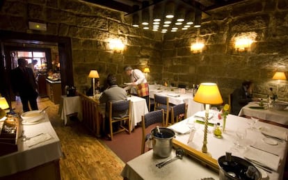 Comedor del restaurante El Charolés, en San Lorenzo de El Escorial (Madrid).