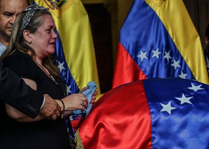 La hermana del difunto concejal de la oposición, Fernando Albán, llora junto al ataúd, durante su velatorio en el edificio de la Asamblea Nacional, en Caracas.