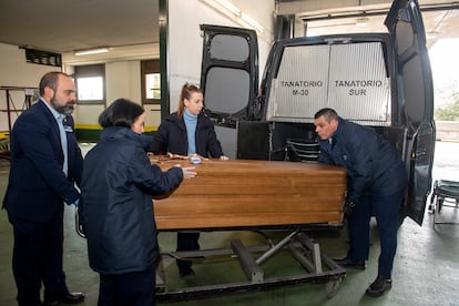 José Luis Pérez Pedrero, a la derecha, saca un féretro de un furgón fúnebre en el tanatorio de la M-30. 