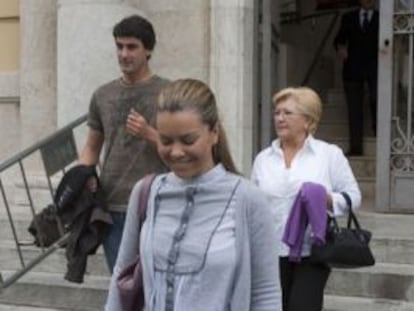 Jesulín de Ubrique, María José Campanario y su madre, Remedios Torres, salen de la Audiencia Provincial de Cádiz.