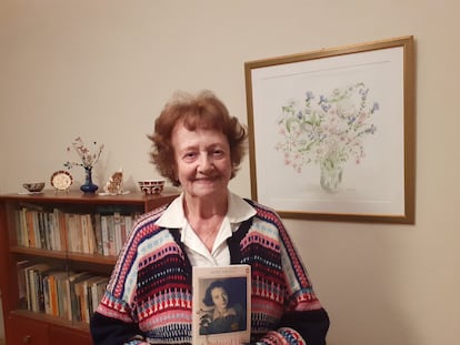 Dita Kraus, en su casa de Netanya (Israel) con una copia de su autobiografía publicada en inglés por Penguin.