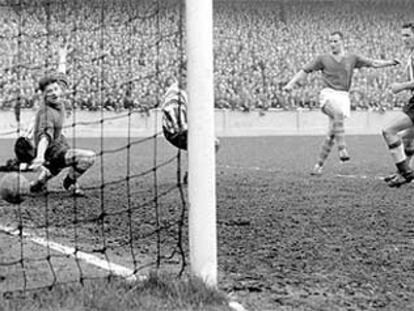 Charles, con la camiseta del Leeds, marca un gol al Sunderland (de rayas) el 22 de abril de 1957.