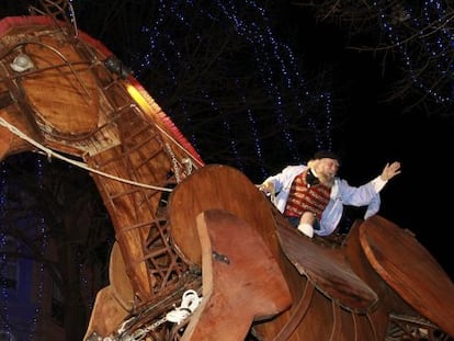 Olentzero, a lomos de su caballo gigante de madera durante el desfile.