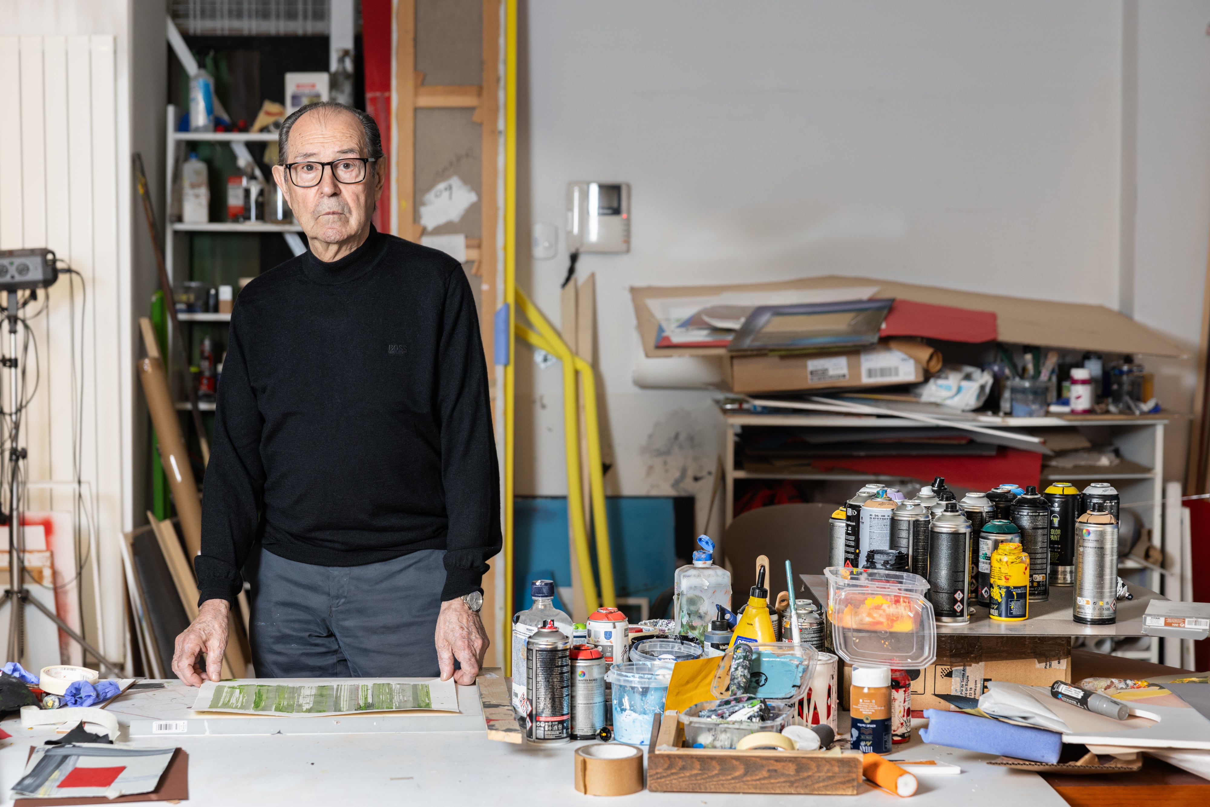 La mesa de trabajo del pintor Rafael Canogar.