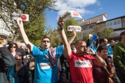 Trabajadores de Edesa, perteneciente al grupo Fagor Electrodomésticos, durante la concentración que protagonizaron ayer frente a la sede del Parlamento Vasco, en Vitoria, para exigir que se ejecute el plan de viabilidad del grupo, que se encuentra al borde del concurso de acreedores.