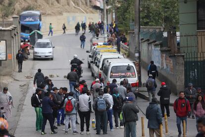 Conductores del transporte público bloquean el paso en una calle durante una jornada de protesta este miércoles, en La Paz (Bolivia). El 23 de octubre 2024. 