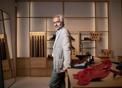 Carlos Baranda en su tienda de zapatos, Glent Shoes.