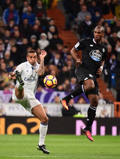 El delantero holandés del Deportivo La Coruña, Ryan Babel se enfrenta al defensa brasileño Danilo del Real Madrid durante el partido que enfrenta a los dos equipos.