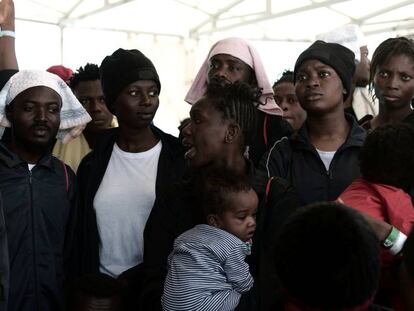 Migrantes del barco Aquarius esperando a desembarcar en Valencia, el pasado domingo.