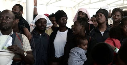 Migrantes del barco Aquarius esperando a desembarcar en Valencia, el pasado domingo.