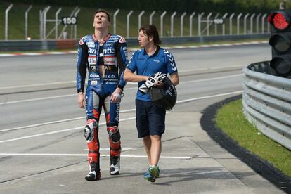 Loris Baz regresa al box tras el accidente, con la pista ya cerrada.