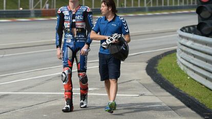 Loris Baz regresa al box tras el accidente, con la pista ya cerrada.