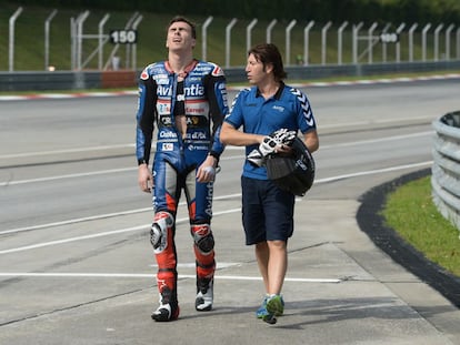 Loris Baz regresa al box tras el accidente, con la pista ya cerrada.