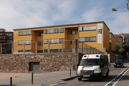 Mossos d'Esquadra este martes en las inmediaciones del Instituto Rubió i Ors de L'Hospitalet de Llobregat (Barcelona), donde un niño de 12 años apuñaló ayer con un arma blanca a una compañera de clase causándole heridas leves.