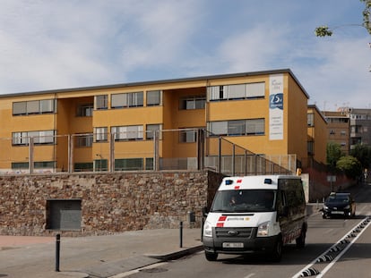 Mossos d'Esquadra este martes en las inmediaciones del Instituto Rubió i Ors de L'Hospitalet de Llobregat (Barcelona), donde un niño de 12 años apuñaló ayer con un arma blanca a una compañera de clase causándole heridas leves.