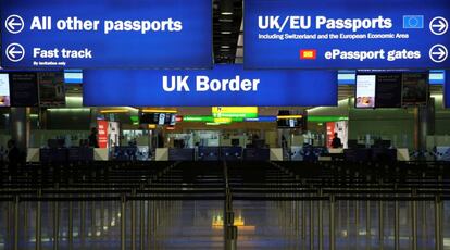 Controles de pasajeros en la terminal 2 del aeropuerto de Londres, el pasado 4 de junio. 