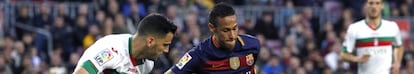 Neymar intenta driblar a Edgar en el Barça-Granada.