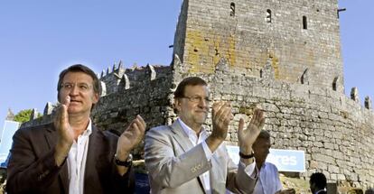El presidente gallego Alberto Núñez Feijóo (izquierda), junto a Mariano Rajoy en el castillo de Soutomaior (Pontevedra).