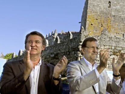 El presidente gallego Alberto Núñez Feijóo (izquierda), junto a Mariano Rajoy en el castillo de Soutomaior (Pontevedra).