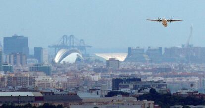 Un avión sobrevuela el cielo de Valencia. 