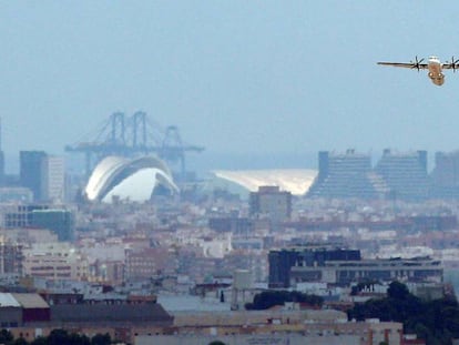 Un avión sobrevuela el cielo de Valencia. 