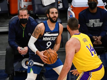 AME6239. MINEÁPOLIS (ESTADOS UNIDOS), 16/02/2021.- El jugador español de los Minnesota Timberwolves Ricky Rubio (i) defiende la posesión ante el jugador español de los Ángeles Lakers Marc Gasol, durante un partido de la Liga Nacional de Baloncesto (NBA) que se disputa en el Target Center hoy, en Mineápolis (Estados Unidos). EFE/ Craig Lassig