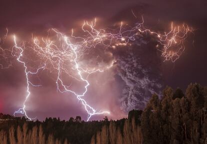 Desde una colina, alejado al oeste de un volcán chileno, Francisco Negroni captó este 'Apocalipsis' en el Parque Nacional de Puyehue. "Fue lo más increíble que he visto en mi vida", declaró el autor a 'Wildstyle' por esta foto finalista en la categoría absoluta.