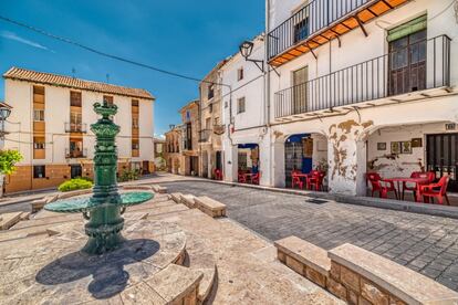 La Plaza Mayor de Torrellas a mediodía del viernes 5 de junio. A pesar de que Aragón estaba en fase dos de desconfinamiento, las calles están casi vacías.