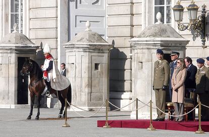 Don Felipe y doña Letizia presiden por primera vez el cambio de la Guardia Real en el Palacio Real de Madrid.