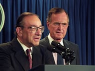 Alan Greenspan, ex presidente de la Reserva Federal, durante una rueda de prensa en julio de 1991, junto al entonces presidente de EE UU, George H. W. Bush.