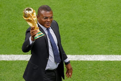 El exfutbolista francés Marcel Desailly sostiene el trofeo de la Copa Mundial.