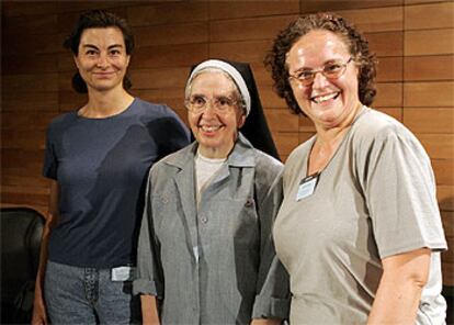 Ágata Jané, Maria-Lourdes Solé y Montserrat Salvat (de izquierda a derecha), en el congreso de teólogos celebrado recientemente en Madrid.