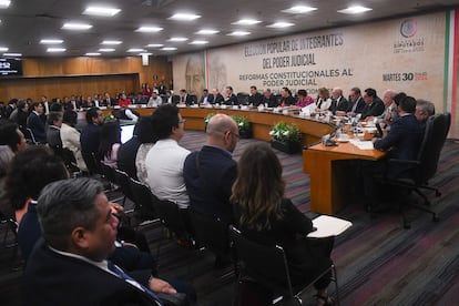 Diputados, consejeros del INE y ministros de la Suprema Corte durante una mesa de diálogos sobre la reforma judicial, el 30 de julio.