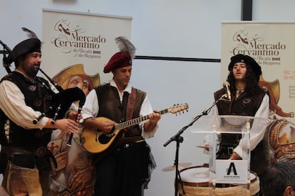 Unos músicos, durante la presentación de esta edición del mercado cervantino en el Ayuntamiento de Alcalá.