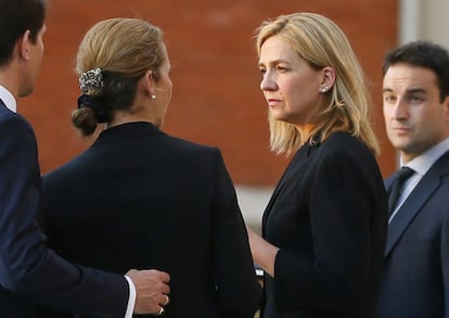 La infanta Cristina y la infanta Elena coinciden en la salida de la iglesia de Los Jerónimos, donde han asistido al funeral por Kardam de Bulgaria.