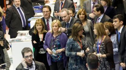 La consejera de Turismo, Belén Juste (con chaqueta morada), acompañada por la responsable de Cultura, Trini Miró, y el alcalde de Castellón, Alberto Fabra, hoy en Fitur.