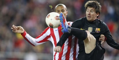 Messi pugna un balón con Miranda.