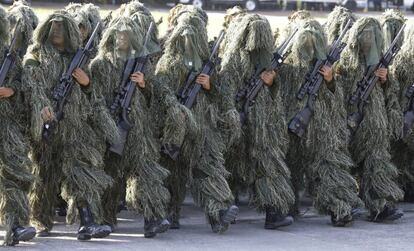 Francotiradores de la policía participan en un desfile con motivo del 116º aniversario del servicio de policía en el cuartel general de Camp Crame, en Manila (Filipinas).