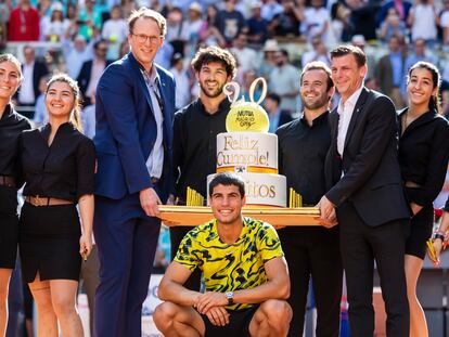 Carlos Alcaraz posa delante de la tarta de cumpleaños, este viernes en la Caja Mágica de Madrid.